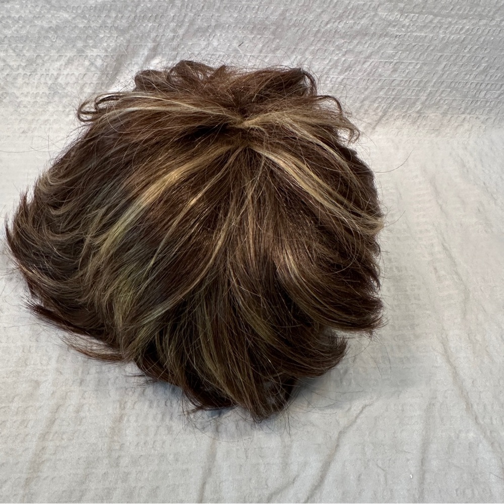 Stunning Layered Pixie/Bob Wig – Brown with Golden Blonde Highlights - Picture 3 of 4